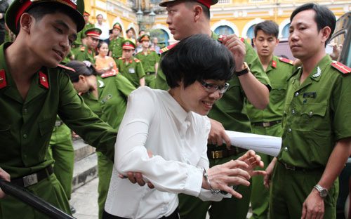 Huỳnh Thị Huyền Như trên đường dẫn giải về trại giam, sau phiên tòa ngày 7/1 - Ảnh: NLĐ.<br>