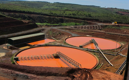 Bể lắng quặng đuôi của nhà máy alumin Tân Rai, Lâm Đồng - Ảnh: NLĐ.