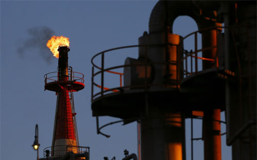 Từ tháng 6 tới nay, giá dầu đã giảm hơn 50% do nguồn cung vượt quá nhu 
cầu tiêu thụ toàn cầu trong khi các nhà sản xuất dầu không chịu cắt giảm
 sản lượng - Ảnh: Reuters.<br>