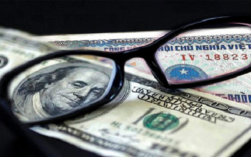 Theo nhận định của HSBC, Ngân hàng Nhà nước có thể đã tận dụng cơ hội từ
 diễn biến tỷ giá USD/VND trên thị trường và mức lạm phát trong nước 
thấp “để điều chỉnh tiền đồng một chút”.<br>