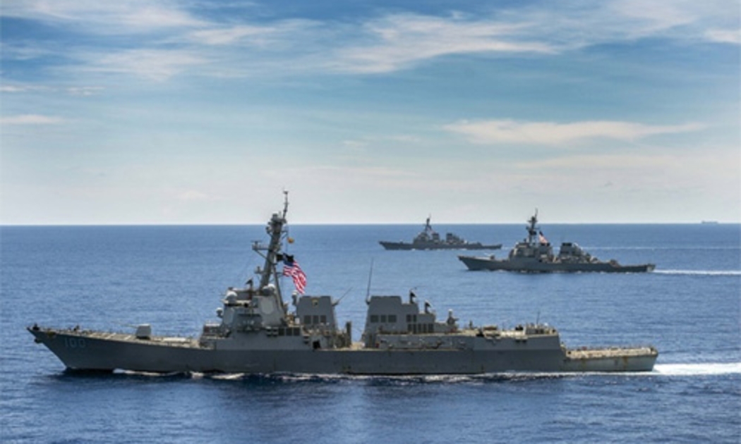 Ba tàu chiến USS John S. McCain (DDG 56), USS Kidd (DDG 100) và USS Stethem (DDG 63) thuộc Hạm đội 7, trong một hành trình qua biển Đông.