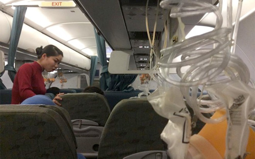 Hình ảnh mặt nạ dưỡng khí trên máy bay bung ra, được một hành khách trên máy bay chia sẻ trên trang cá nhân.<br>