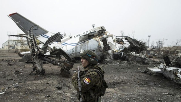 Cận cảnh sân bay đổ nát ở miền Đông Ukraine