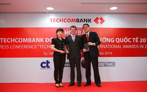 Techcombank nhận 10 giải thưởng quốc tế 1