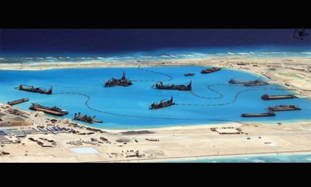 Một bức ảnh do Lực lượng Vũ trang Philippines (AFP) công bố hôm 20/4 cho thấy hoạt động xây dựng của Trung Quốc tại một khu vực tranh chấp trên Biển Đông - Ảnh: AFP/Reuters.