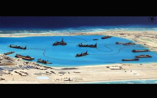 Một bức ảnh do Lực lượng Vũ trang Philippines (AFP) công bố hôm 20/4 cho thấy hoạt động xây dựng của Trung Quốc tại một khu vực tranh chấp trên Biển Đông - Ảnh: AFP/Reuters.<br>