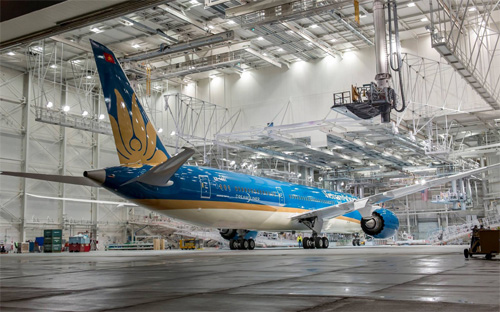 Chiếc máy bay này đang được Boeing hoàn thành công đoạn lắp ráp nội thất, trước khi chuyển sang khâu thử nghiệm cuối cùng trên mặt đất và bay thử để chuyển giao cho Vietnam Airlines.