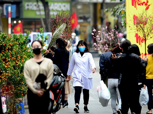 Quang cảnh vắng vẻ khác lạ của chợ hoa Hàng Lược ngày cận tết - Ảnh 5.