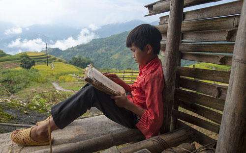 Không chỉ đến với các em nhỏ, Viettel cũng là người bạn của đồng bào nghèo vùng biên.