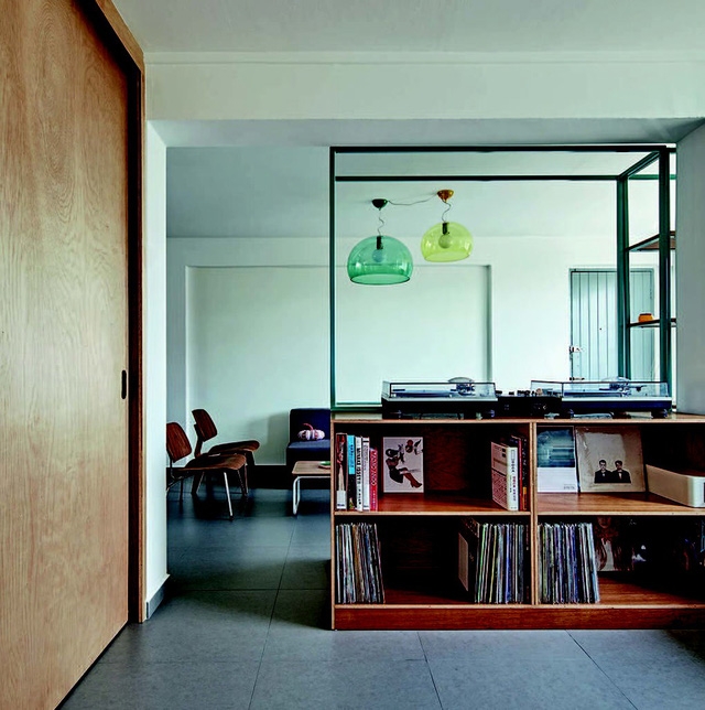 Căn hộ phong cách công nghiệp đa sắc màu - Ảnh 1.