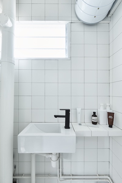 Căn hộ trắng toàn tập của một anh chàng yêu cây - Ảnh 6.