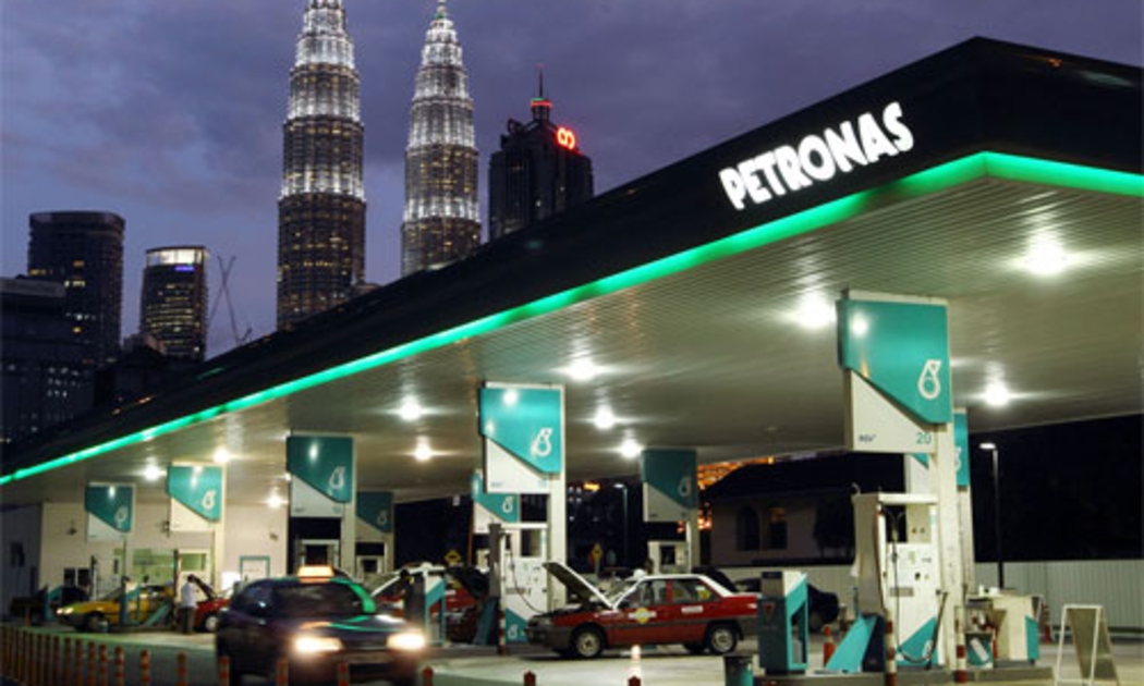 Hãng dầu lửa quốc doanh Petronas của Malaysia mới đây tuyên bố dự định cắt giảm vốn đầu tư cơ bản ở mức 15-20% trong năm nay - Ảnh: Bloomberg/WSJ.<br>