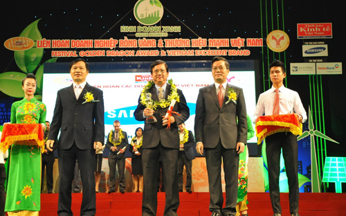 Ông Nguyễn Văn Đạo, Phó Tổng giám đốc Samsung Vietnam (giữa), nhận giải Rồng Vàng 2014.