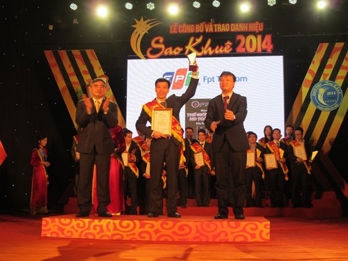 Đại diện FPT Telecom nhận danh hiệu Sao Khuê cho sản phẩm FPT Play HD.