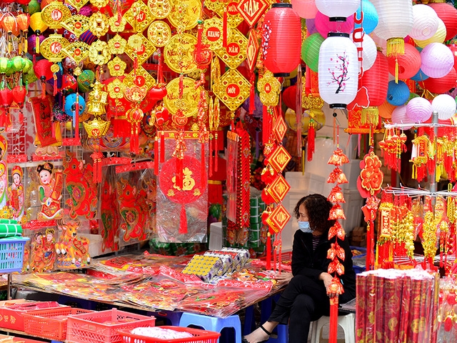 Quang cảnh vắng vẻ khác lạ của chợ hoa Hàng Lược ngày cận tết - Ảnh 3.