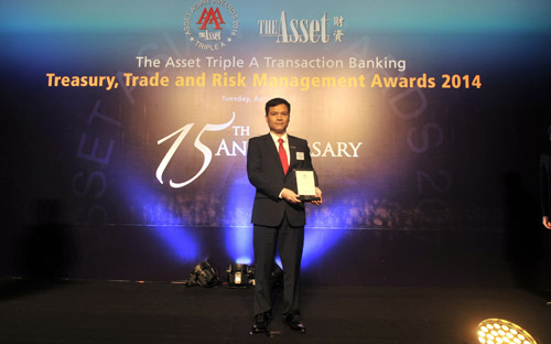 Phó tổng giám đốc VietinBank Phạm Huy Thông nhận giải của The Asset.