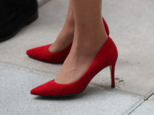 12 món đồ trong tủ quần áo năm 2020 bạn nên loại bỏ - Ảnh 12.