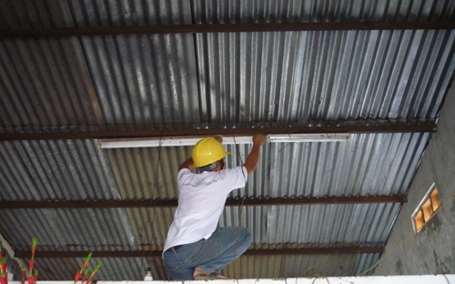 Công ty cũng trao tặng bóng đèn cho 20 hộ gia đình có hoàn cảnh khó khăn
 trong khu vực xã Sông Trầu, huyện Trảng Bom, tỉnh Đồng Nai.