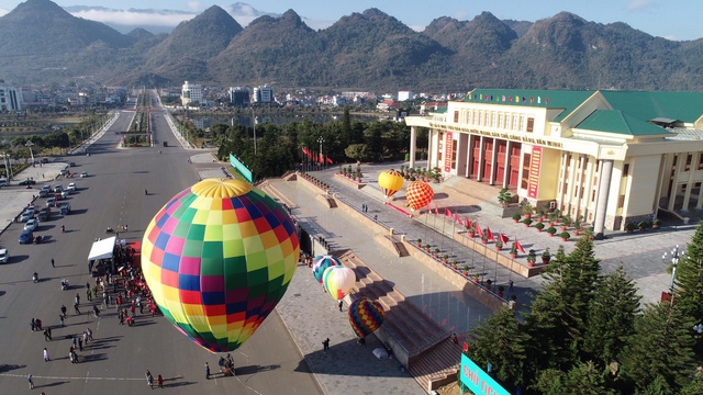 Đến Lai Châu khai mạc giải dù lượn và ngắm khinh khí cầu - Ảnh 2.