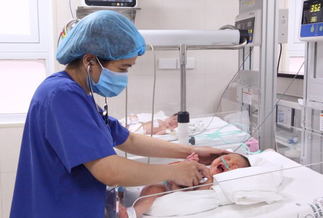 Cứu sống bé trai sơ sinh mắc bệnh lý hiếm gặp - Ảnh 1.