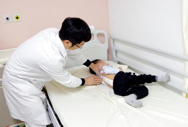 Bệnh nhi 3 tuổi chỉnh hình cột sống thành công - Ảnh 2.