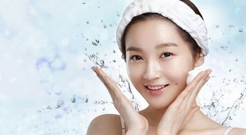 Rửa mặt đúng cách trước khi đi ngủ - Ảnh 1.