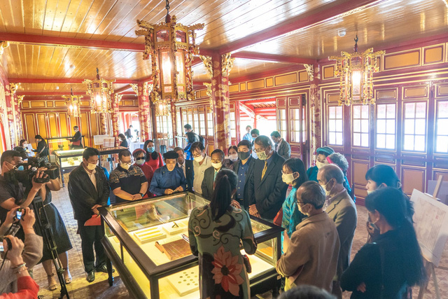 Tới lầu Ngũ Phụng ngắm cổ vật thời hoàng đế Minh Mạng - Ảnh 3.