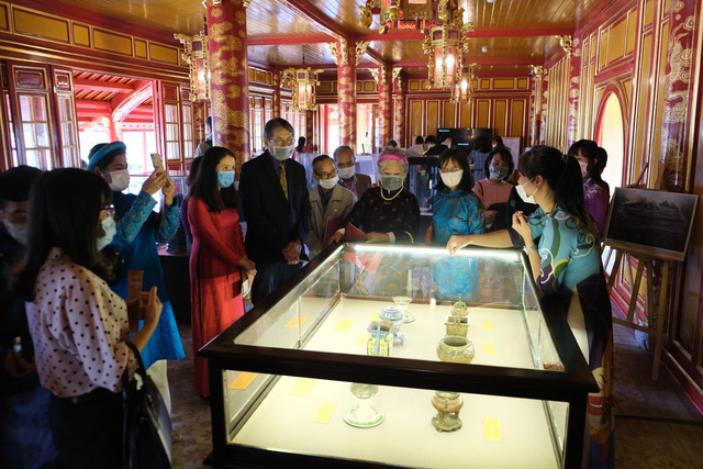 Tới lầu Ngũ Phụng ngắm cổ vật thời hoàng đế Minh Mạng - Ảnh 2.