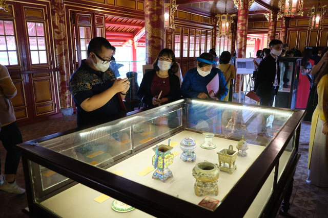Tới lầu Ngũ Phụng ngắm cổ vật thời hoàng đế Minh Mạng - Ảnh 1.