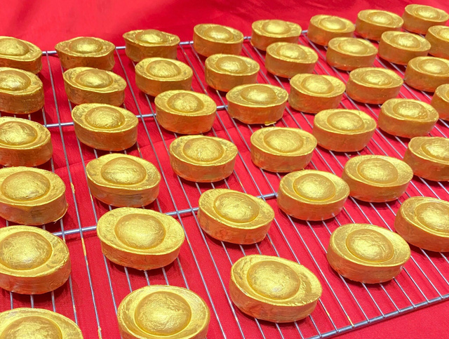 Ngày vía thần tại: ngoài vàng còn có nhiều hàng hóa ăn theo - Ảnh 1.