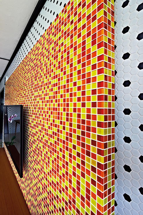 Căn hộ sắc màu với gạch mosaic trong nội thất - Ảnh 3.