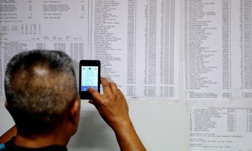 Người thân hành khách AirAsia đỏ mắt ngóng tin