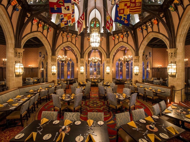 Những bí mật có thể bạn chưa biết về các lâu đài Disney trên khắp thế giới - Ảnh 15.