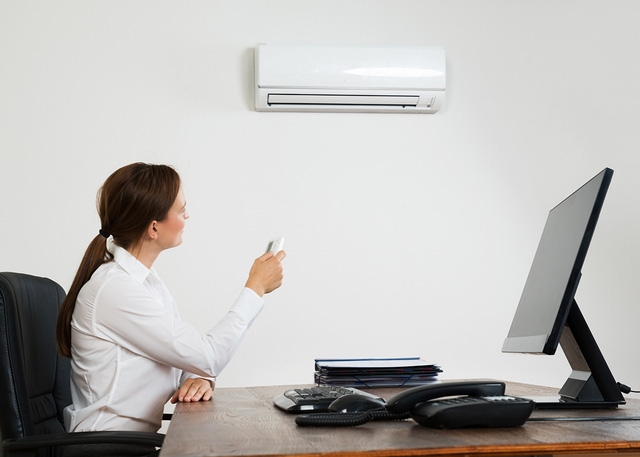 Biến văn phòng thành… phòng tập ép cân - Ảnh 4.