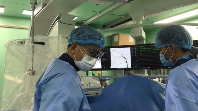 Hai cụ ông 101 tuổi được phẫu thuật thành công nhờ kỹ thuật ít xâm lấn - Ảnh 2.