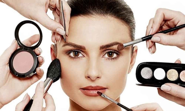 7 dấu hiệu bạn đã trang điểm quá nhiều - Ảnh 1.