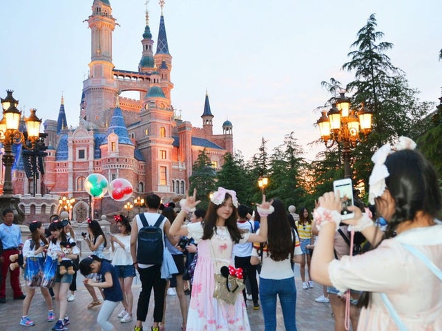 Những bí mật có thể bạn chưa biết về các lâu đài Disney trên khắp thế giới - Ảnh 16.