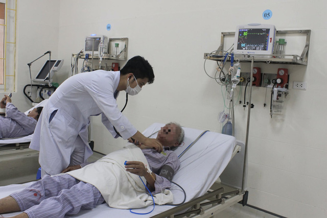 Trắng đêm cấp cứu 4 bệnh nhân đột quỵ - Ảnh 1.