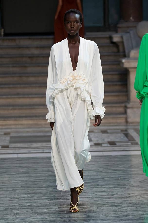 BST mới nhất của Victoria Beckham tại London Fashion Week 2020 - Ảnh 1.