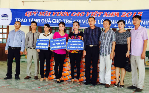 Đại diện Vinamilk đến trao tặng 500 thùng sữa cho ba trường mầm non tại Quảng Ninh.