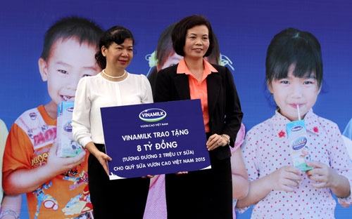 Năm 2015, Quỹ sữa Vươn cao Việt Nam của Vinamilk vẫn tiếp tục trao cho các em nhỏ có hoàn cảnh khó khăn một lượng sữa trị giá 8 tỷ đồng, tương đương 2 triệu ly sữa cho quỹ sữa "Vươn cao Việt Nam".