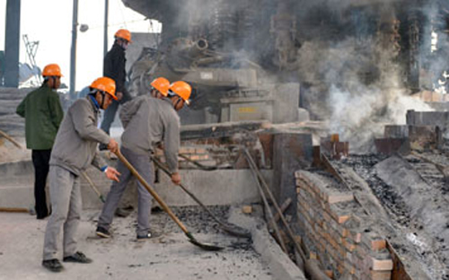 Sản xuất thép tại nhà máy phôi thép Hằng Nguyên, một doanh nghiệp tại Tuyên Quang - Ảnh: Báo Tuyên Quang.<br>