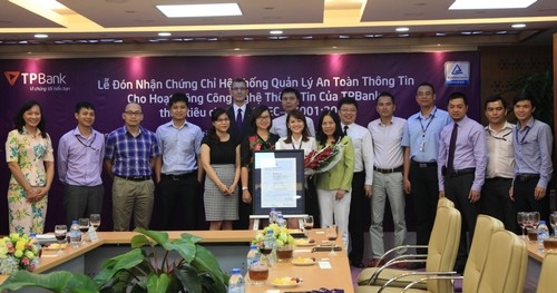 Với việc áp dụng chứng chỉ ISO/IEC 27001:2013, TPBank muốn khẳng định 
cam kết phát triển hệ thống thông tin của ngân hàng theo chuẩn mực quốc 
tế để phục vụ tốt nhất nhu cầu ngày càng cao của khách hàng về an toàn 
thông tin và chất lượng sản phẩm dịch vụ.