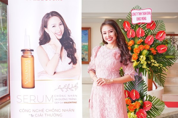 MC Vân Hugo và diễn viên Thanh Hương rạng rỡ trong buổi lễ ra mắt sản phẩm chống nhăn tức thì - Ảnh 2.