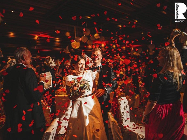 Những bức ảnh cưới ấn tượng nhất năm 2020 - Ảnh 1.