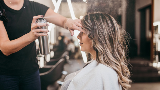 Tại sao bạn không nên dùng quá nhiều keo xịt tóc? - Ảnh 1.