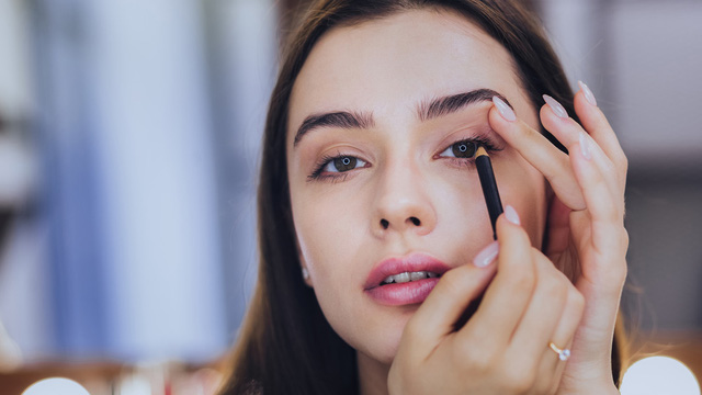 Mẹo nhỏ để có đường kẻ mắt hoàn hảo - Ảnh 1.