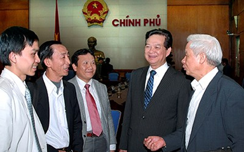 Thủ tướng trong một lần gặp gỡ các chuyên gia kinh tế - Ảnh: Chinhphu.vn.<br>