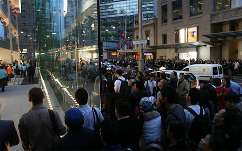 Cửa hiệu Apple tại Sydney đông nghẹt các “tín đồ” công nghệ chờ tới lượt được nhìn tận mắt Apple Watch - Ảnh: SMH.<br>