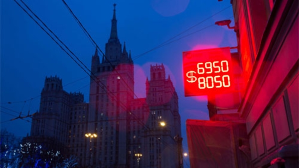 Nga bất ngờ hạ lãi suất, Rúp lại mất giá mạnh